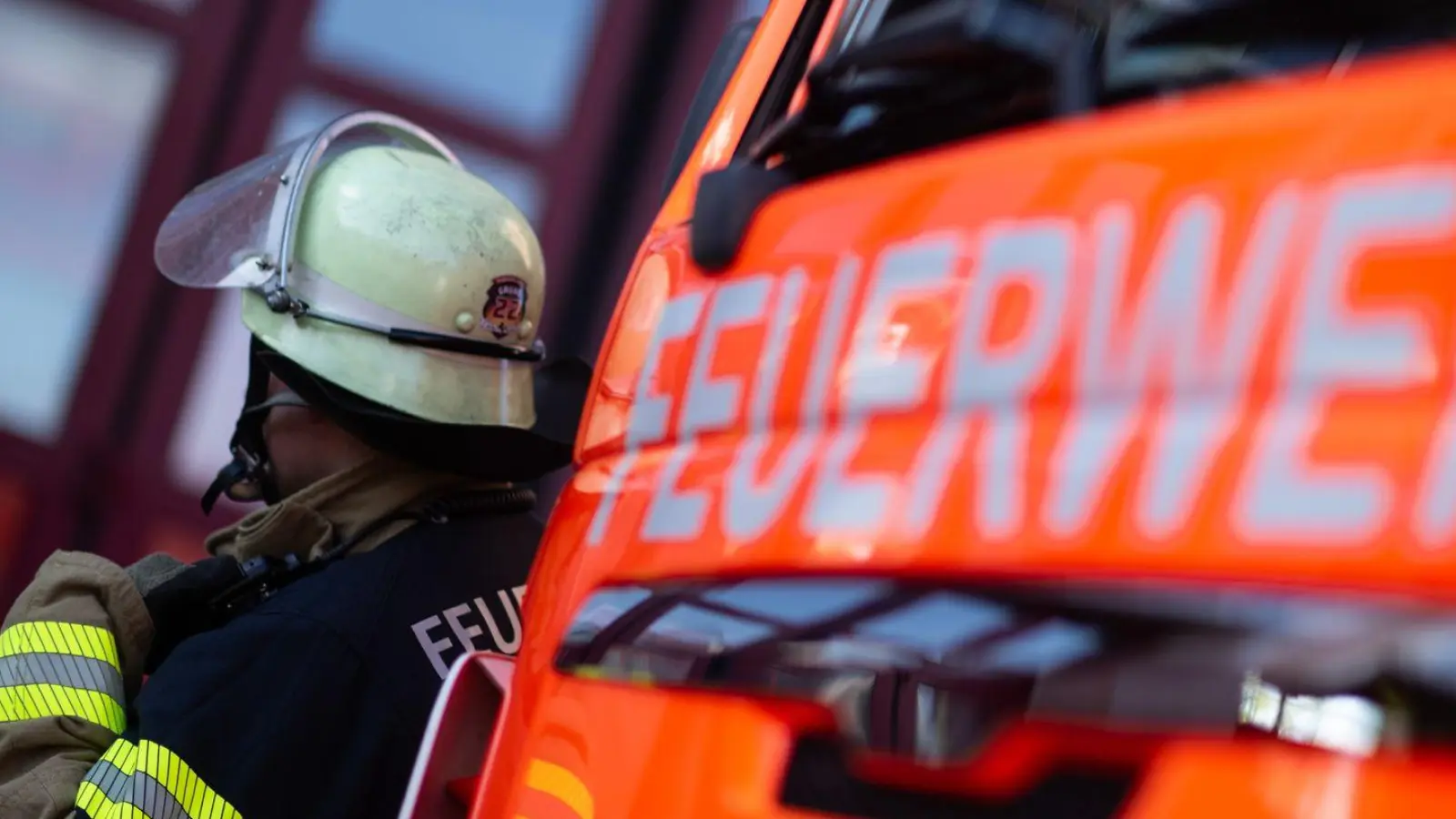 Das Familienhaus war nach Brand und Verpuffung zunächst unbewohnbar. (Symbolbild) (Foto: Marijan Murat/dpa)