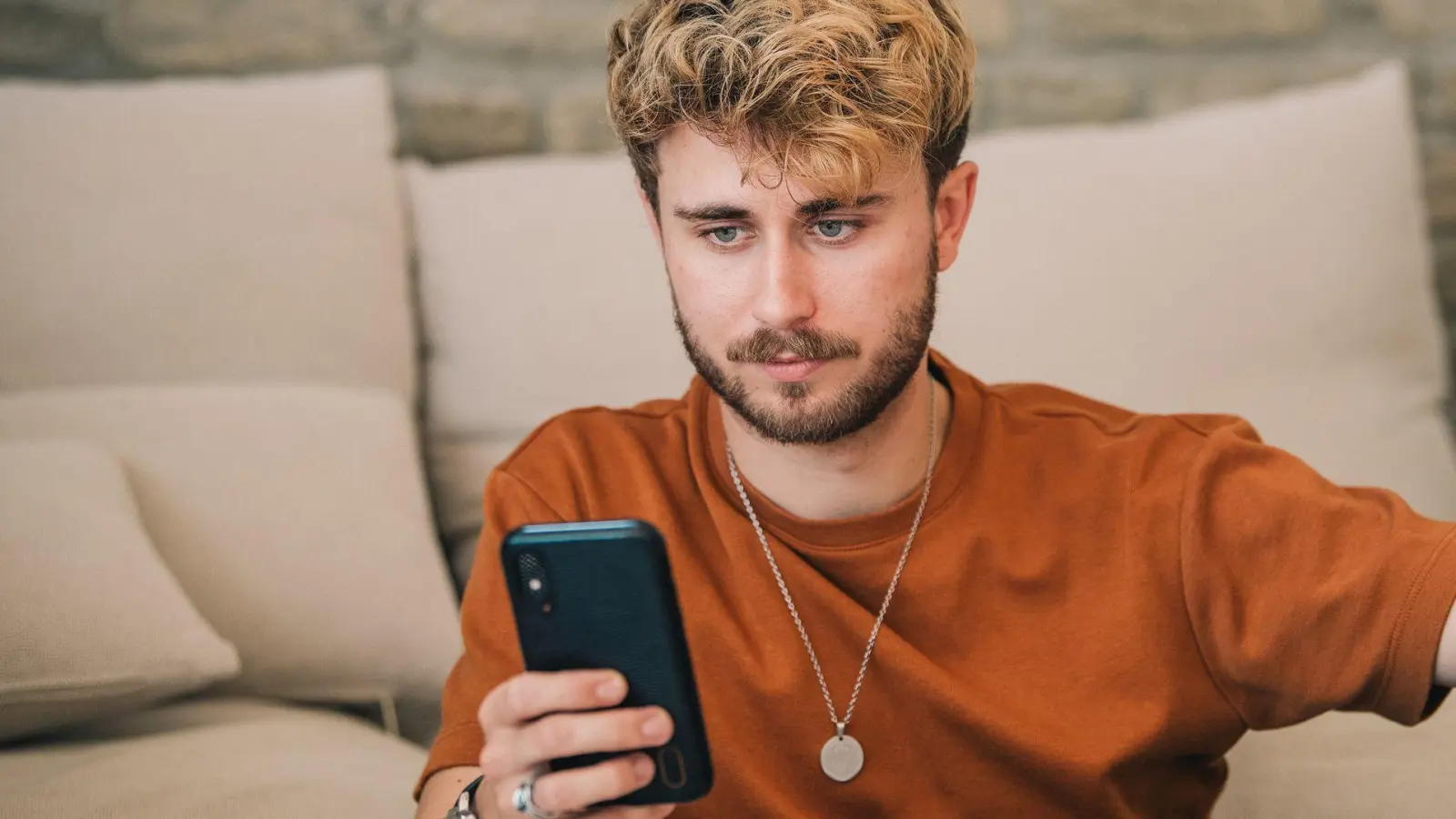 Selbst das durchschnittliche Datenvolumen bei den monatlich kündbaren Prepaid-Tarifen der Netzbetreiber ist einer Studie zufolge mit durchschnittlich 14 GB höher als der mittlere monatliche Pro-Kopf-Verbrauch. (Foto: Zacharie Scheurer/dpa-tmn)