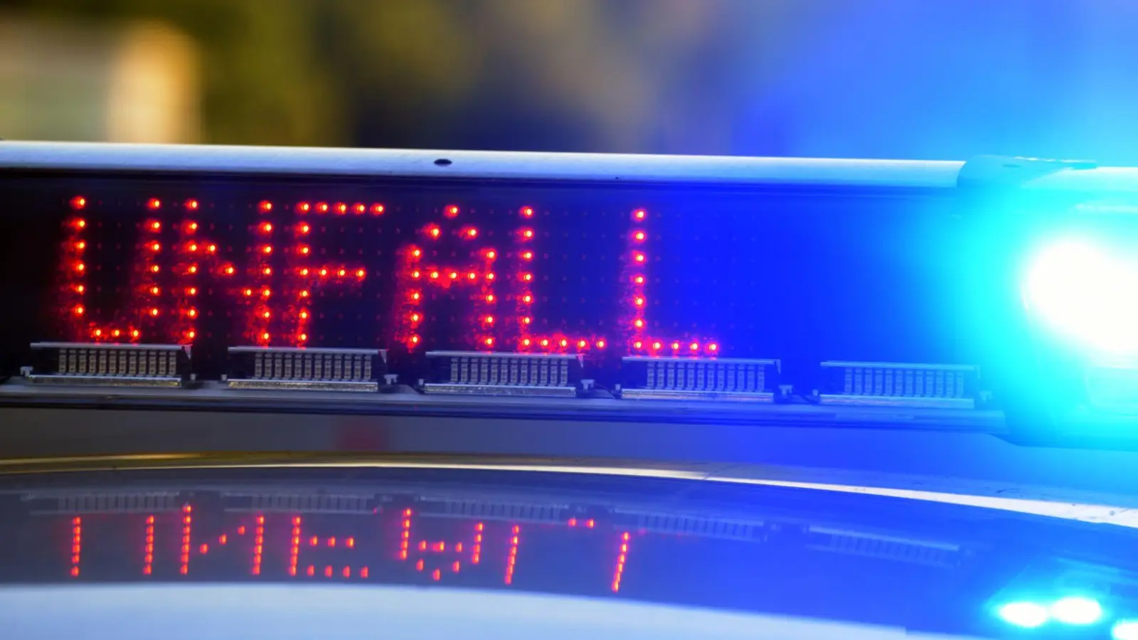 Ein Autofahrer überholt in einer Kurve, sein Wagen prallt im Gegenverkehr mit einer Motorradfahrerin zusammen, die noch am Unfallort stirbt (Symbolbild). (Foto: Stefan Puchner/dpa)