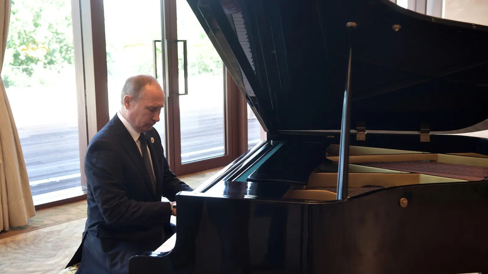 Der russische Präsident Wladimir Putin gibt sich gern als Kulturliebhaber und will nun einen internationalen Schlagerwettbewerb im eigenen Land gründen. (Archivbild)  (Foto: picture alliance / Alexei Nikolsky/POOL SPUTNIK KREMLIN/AP/dpa)