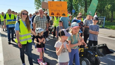 Schon mehrfach wurde im Bad Windsheimer Teilort Lenkersheim für eine Umgehungslösung der durch den Ort führenden Bundesstraße demonstriert. Das „Umgehung jetzt” auf diesem Schild einer Demo des vergangenen Jahres dürfte allerdings ein frommer Wunsch bleiben.  (Foto: Katrin Merklein)