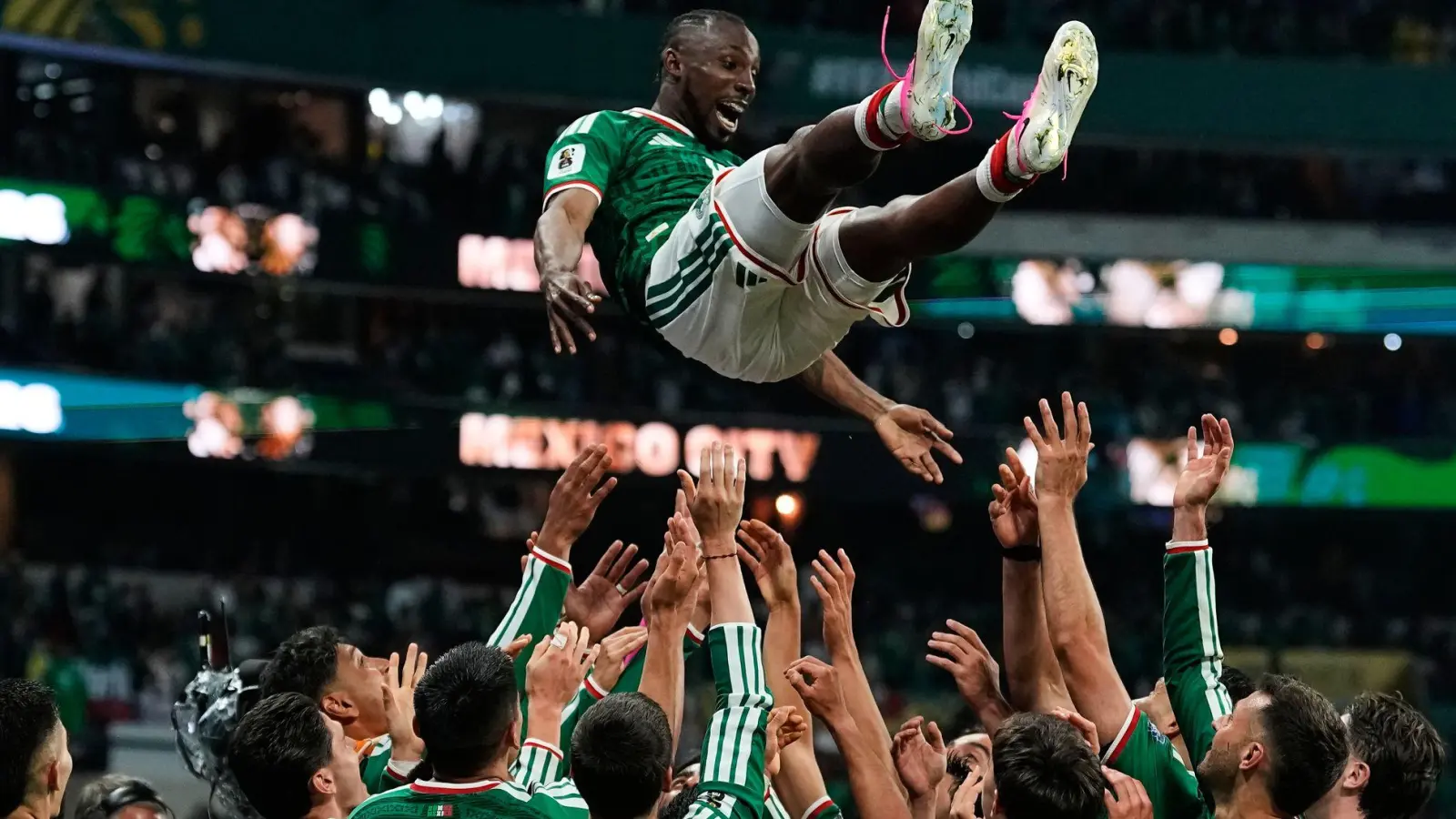 Mexikos Team feiert einen berauschenden WM-Abend. (Foto: Ricardo Mazalan/AP/dpa)