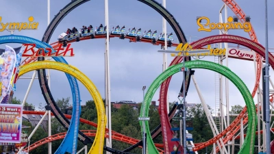 Bei Arbeiten an der legendären Olympia-Looping Achterbahn ist ein Mann gestorben. (Archivfoto) (Foto: Sven Hoppe/dpa)