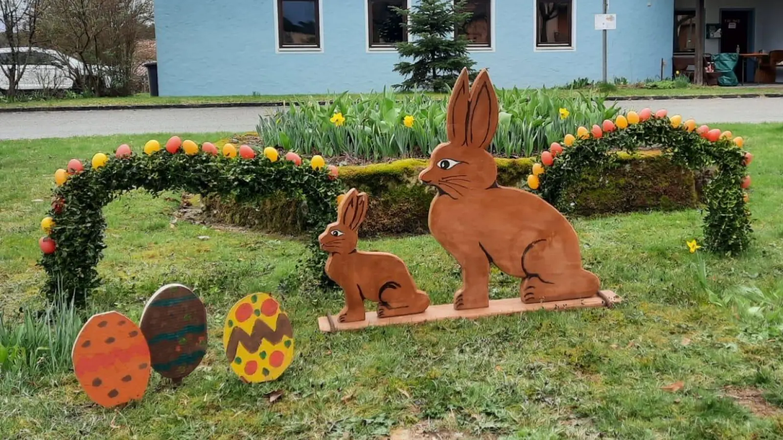 In Neukatterbach (Gemeinde Neuhof) hoppeln diese Hasen geschäftig vorbei. (Foto: Silvia Heubeck)