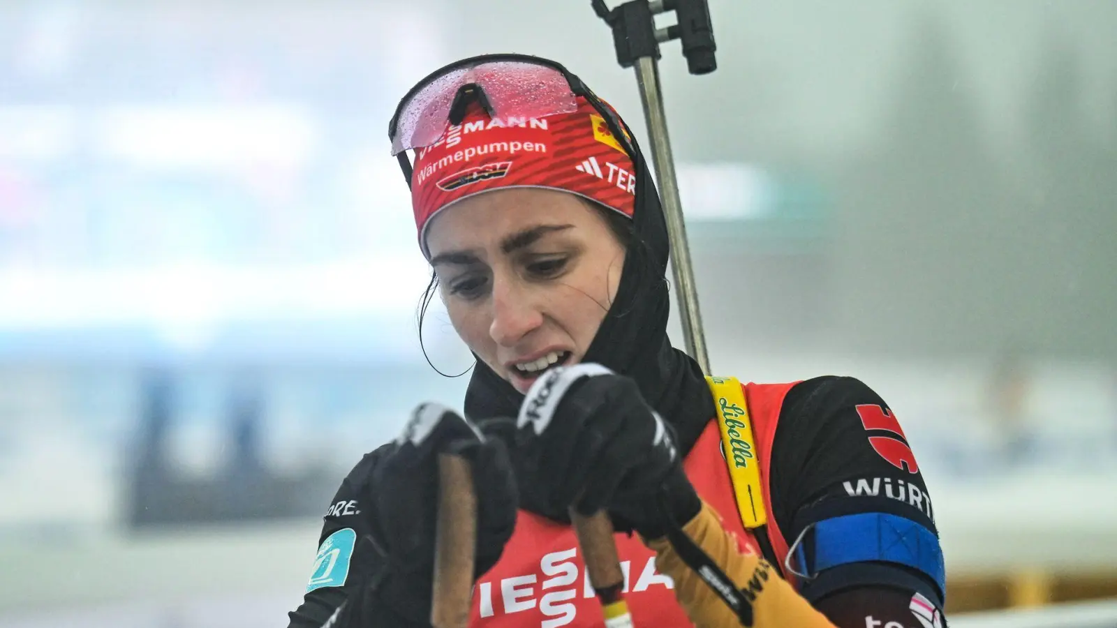 Vanessa Voigt kommt in Oberhof erschöpft ins Ziel. (Foto: Martin Schutt/dpa)