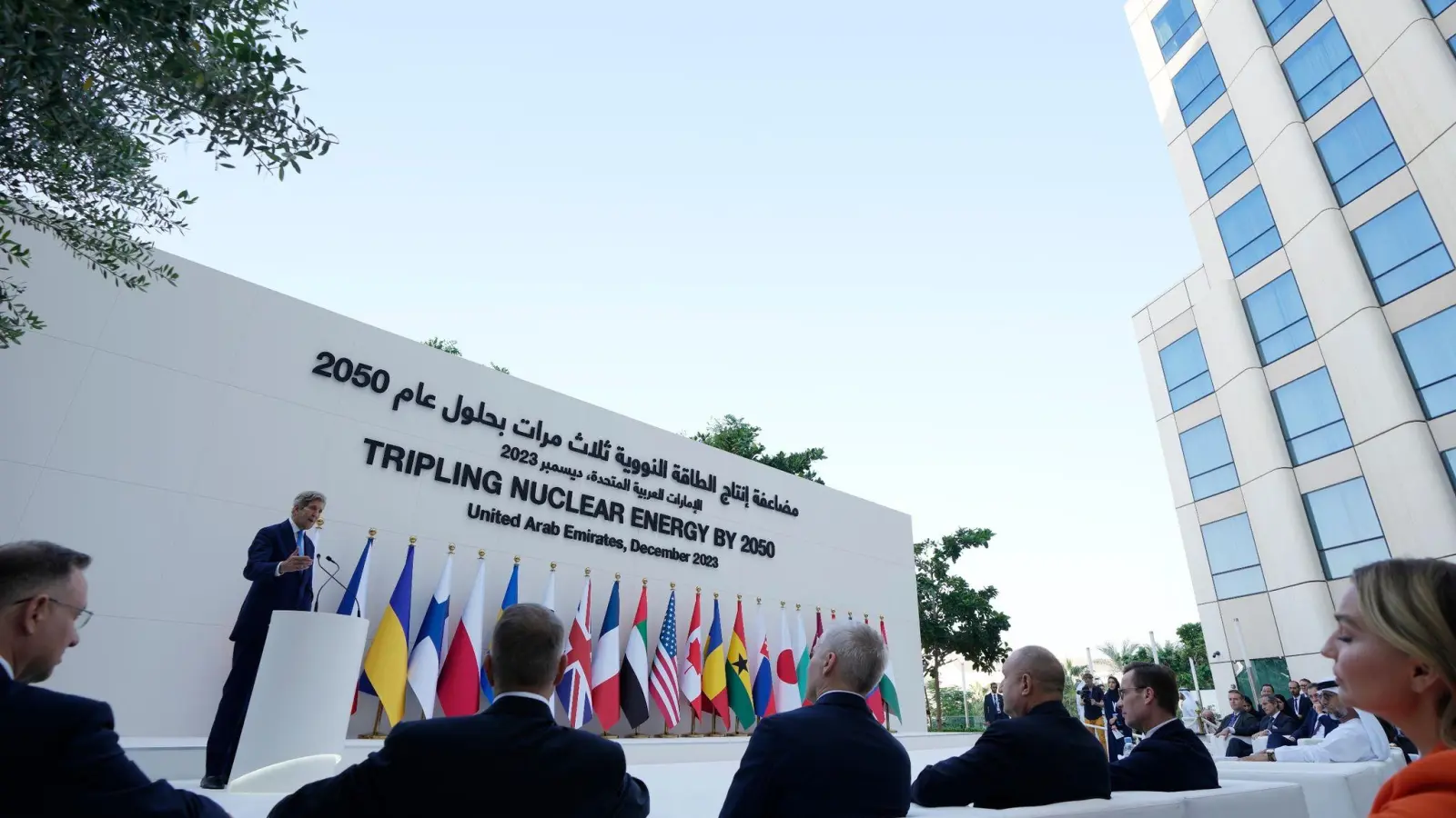 John Kerry ist Sondergesandter des US-Präsidenten für Klimafragen. Hier bei einer Veranstaltung auf dem UN-Klimagipfel COP28 in Dubai. (Foto: Peter Dejong/AP/dpa)