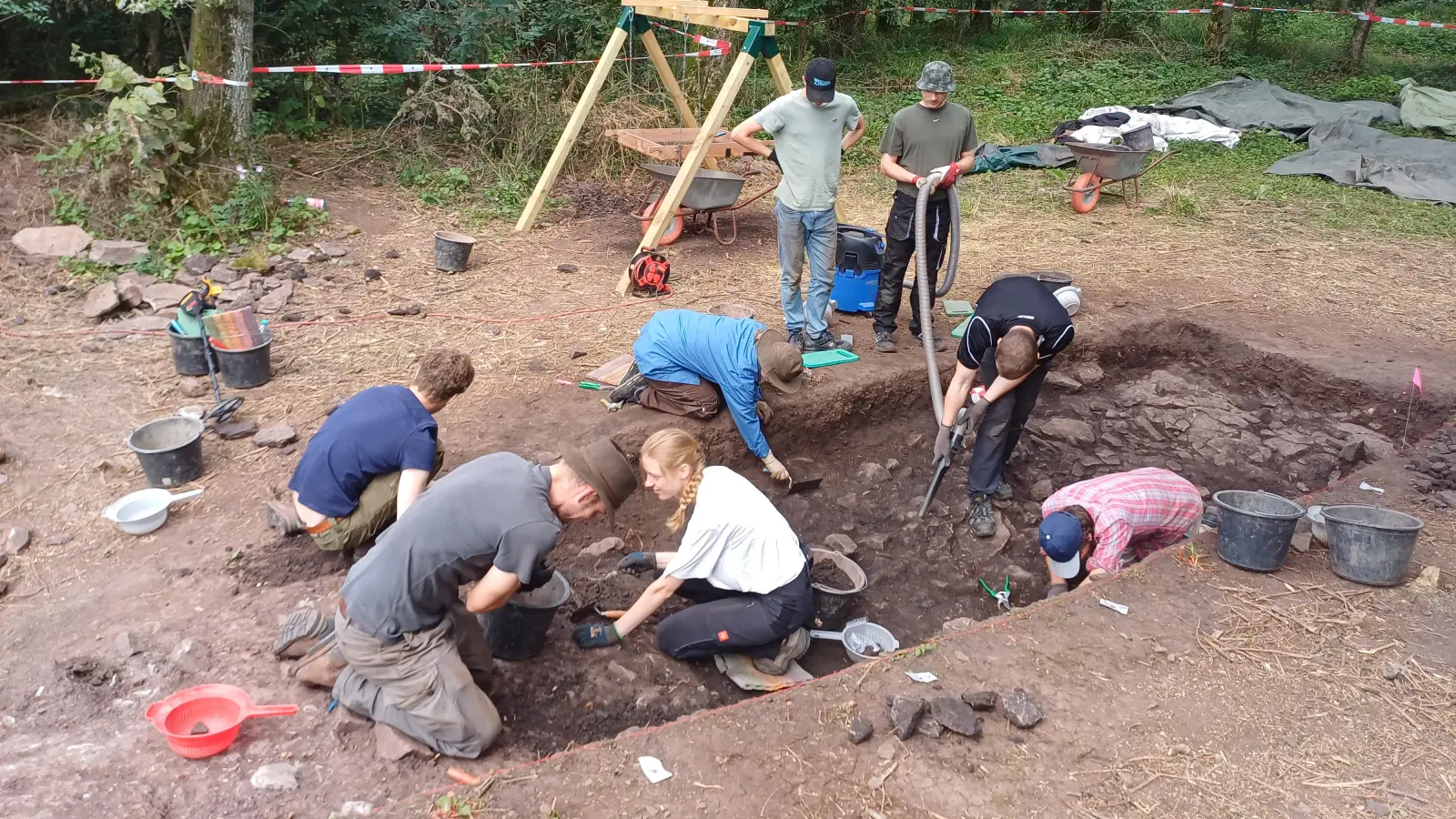 Das Foto zeigt die Studierenden bei der Ausgrabung. Die Ergebnisse dieser archäologischen Grabungen wird Professor Falkenstein am Samstagnachmittag präsentieren. (Foto: Frank Falkenstein)