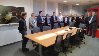 Hightech für den Keller im Landratsamt: Die Mitglieder des Kreisausschusses haben sich im Katastrophenschutzraum umgesehen und sich die Funktionen erläutern lassen. (Foto: Robert Maurer)