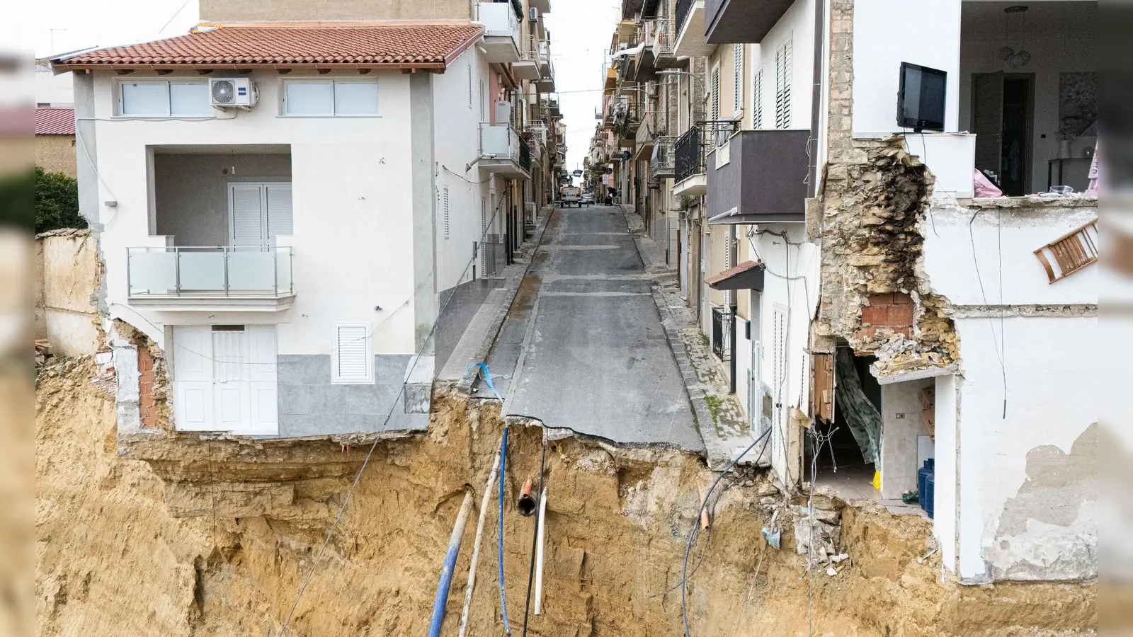 Gefährdete Häuser und beschädigte Straßen in dem vom Erdrutsch betroffenen Gebiet in Niscemi. (Foto: Andrea Petrelli/IPA via ZUMA Press/dpa)