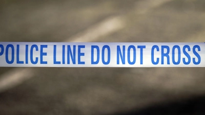 Mehrere Menschen wurden in einem Zug in England verletzt. (Symbolbild) (Foto: Peter Byrne/Press Association/dpa)