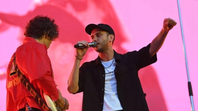 Auf seinem Konzert sagte Clueso: „Es ist keine Selbstverständlichkeit, dass ihr hier seid. Lasst uns einfach zeigen, was Musik kann, im Herzen der Stadt, in Erfurt City.“ (Foto: Heiko Rebsch/dpa)