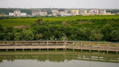 Blick auf das Kernkraftwerk Cernavoda, das aufgrund des extrem niedrigen Wasserstands der Donau ganz abgeschaltet wird. (Foto: Andreea Alexandru/AP/dpa)