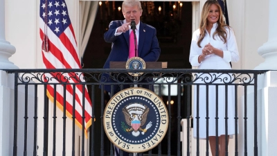 US-Präsident Donald Trump und First Lady Melania Trump feiern den Unabhängigkeitstag. (Foto: Evan Vucci/AP/dpa)