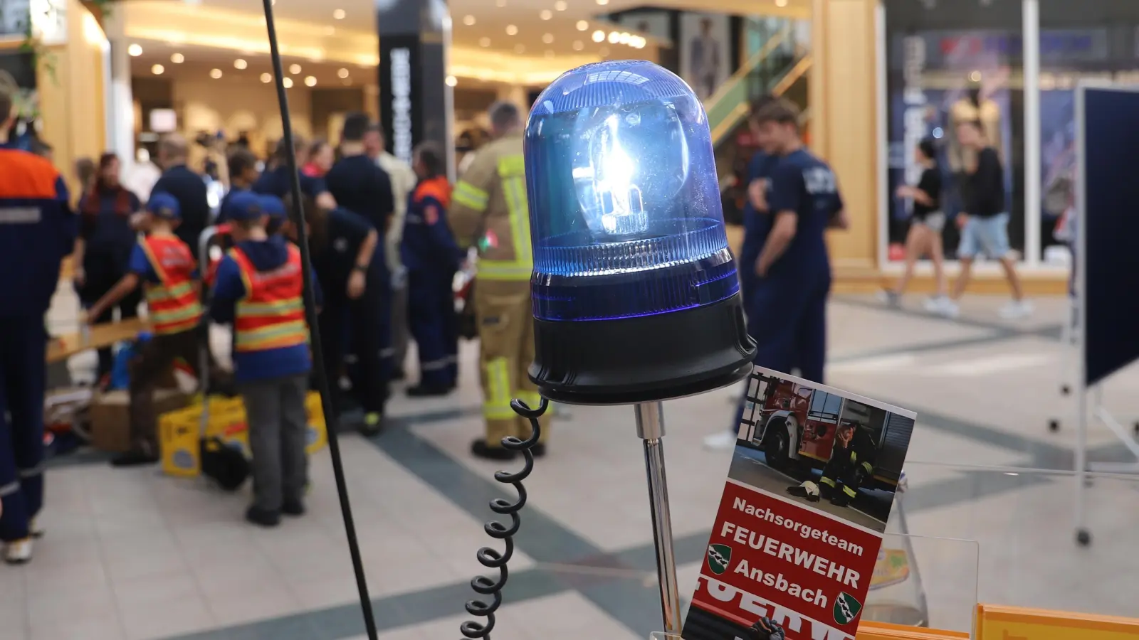 Kein Tag der Feuerwehr ohne Blaulicht: Dieses hier ist am Stand des Nachsorgeteams der Feuerwehr Ansbach installiert. (Foto: Oliver Herbst)