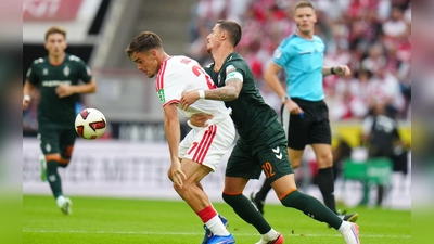 Kölns Thijs Dallinga (l) und Bremens Marco Friedl kämpfen ums den Ball. (Foto: Thomas Frey/dpa)