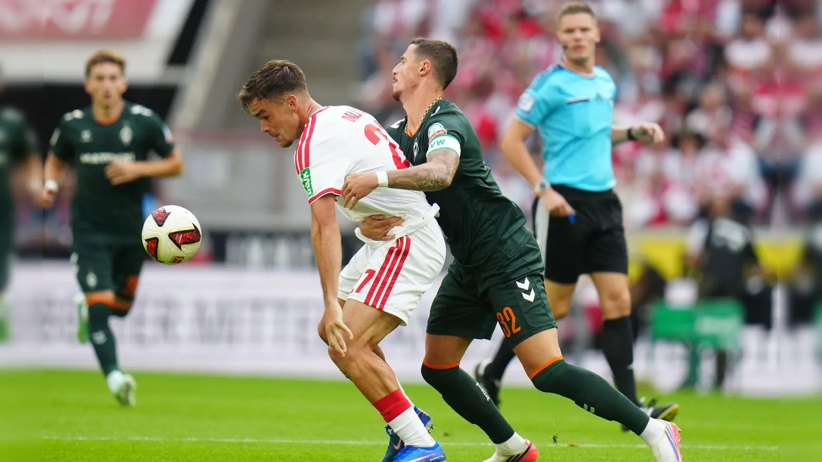 Kölns Thijs Dallinga (l) und Bremens Marco Friedl kämpfen ums den Ball. (Foto: Thomas Frey/dpa)