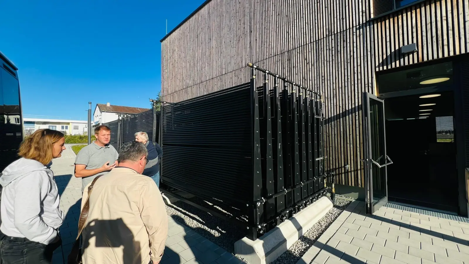 Der Solar-Luft-Absorber des Energie Campus stieß auf großes Interesse im Rahmen der Fachexkursion. (Foto: Energieregion Nürnberg/Franz Hitzelsberger)