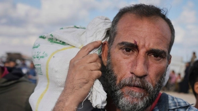 Die Gaza Humanitarian Foundation verteilt Lebensmittel an die Palästinenser im Gazastreifen. Sie ist umstritten - vor allem wegen der vielen getöteten und verletzten Zivilisten im Umfeld der Lebensmittelverteilung. (Archivfoto) (Foto: Abdel Kareem Hana/AP/dpa)