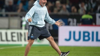 Hamburgs Trainer Tim Walter jubelt nach dem Schlusspfiff in Hannover. (Foto: Swen Pförtner/dpa)