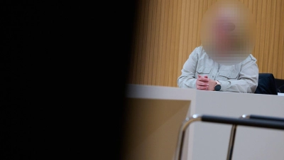 Während des zweiten Prozesstages entschuldigt sich die angeklagte Erzieherin bei den Eltern.  (Foto: Sven Hoppe/dpa)