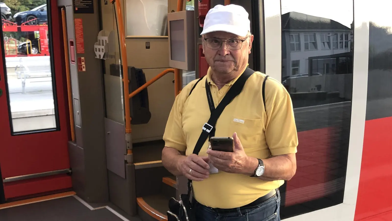 Mit Smartphone, Klickzähler und Dienstausweis ausgestattet steigt Werner Weidel gleich in den Zug und befragt die Fahrgäste. (Foto: Johannes Flierl)