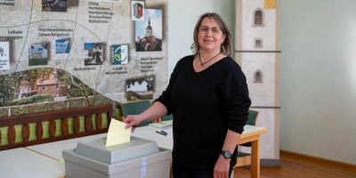 Hoffnungsvoll warf Karin Schirmer am Sonntag ihren Stimmzettel in die Wahlurne – und die Hoffnung wurde erfüllt. (Foto: Mirko Fryska)