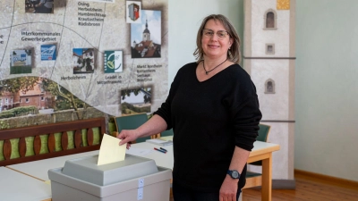 Hoffnungsvoll warf Karin Schirmer am Sonntag ihren Stimmzettel in die Wahlurne – und die Hoffnung wurde erfüllt. (Foto: Mirko Fryska)