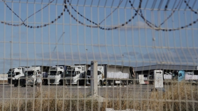 Am Grenzübergang stehen tonnenweise Hilfsgüter bereit.  (Foto: Maya Alleruzzo/AP/dpa)