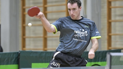 Julian Roth (in einem anderen Spiel) zeigte packende Ballwechsel und gewann beide Einzel für den TSV Ansbach. (Foto: Martin Rügner)