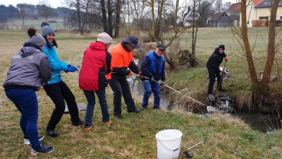 Für eine saubere Umgebung in und um Elbersroth setzten sich knapp 20 Bürgerinnen und Bürger bei einer Flurputzaktion, vom Dorfverein „Elbersroth Rundum“ initiiert, ein. (Foto: Hermann Abel)