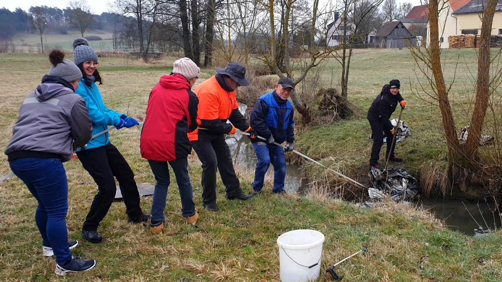 Für eine saubere Umgebung in und um Elbersroth setzten sich knapp 20 Bürgerinnen und Bürger bei einer Flurputzaktion, vom Dorfverein „Elbersroth Rundum“ initiiert, ein. (Foto: Hermann Abel)