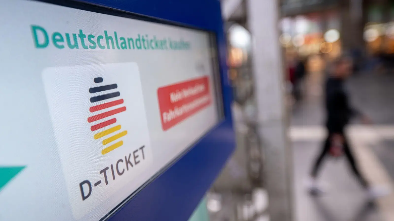 Da das Deutschlandticket ohnehin überall das Gleiche kostet und zu den gleichen Konditionen zu haben ist, sollte man es am besten über das kommunale Verkehrsunternehmen vor Ort kaufen.  (Foto: Sebastian Gollnow/dpa/dpa-tmn)