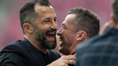 Zuletzt knirschte es zwischen Hasan Salihamidzic (l) und Lothar Matthäus (r).  (Foto: Hendrik Schmidt/dpa)