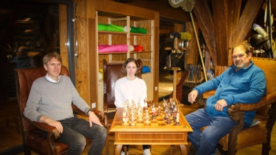 Der erste Schachzug für die Kinderzeche 2023 gelang dem Rollenbesetzungssausschuss. Stefan Bögelein, Nele Görgler und Franz Schindele (von links) überzeugten gestern das Gremium. (Foto: Martina Haas)