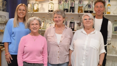 Trauern um das Vogelvillaland in Uffenheim und freuen sich mit Birgit Linke (Mitte): die beiden Gewerbevereinsvorsitzenden Marion Demski (links) und Gerhard Dermühl (rechts) sowie die beiden Villa-Mitarbeiterinnen Renate Appel (Zweite von links) und Carmen Schwemmer. (Foto: Johannes Zimmermann)