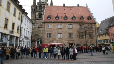 Die Menschenkette zog sich rund ums Ansbacher Stadthaus. (Foto: Alexander Biernoth)