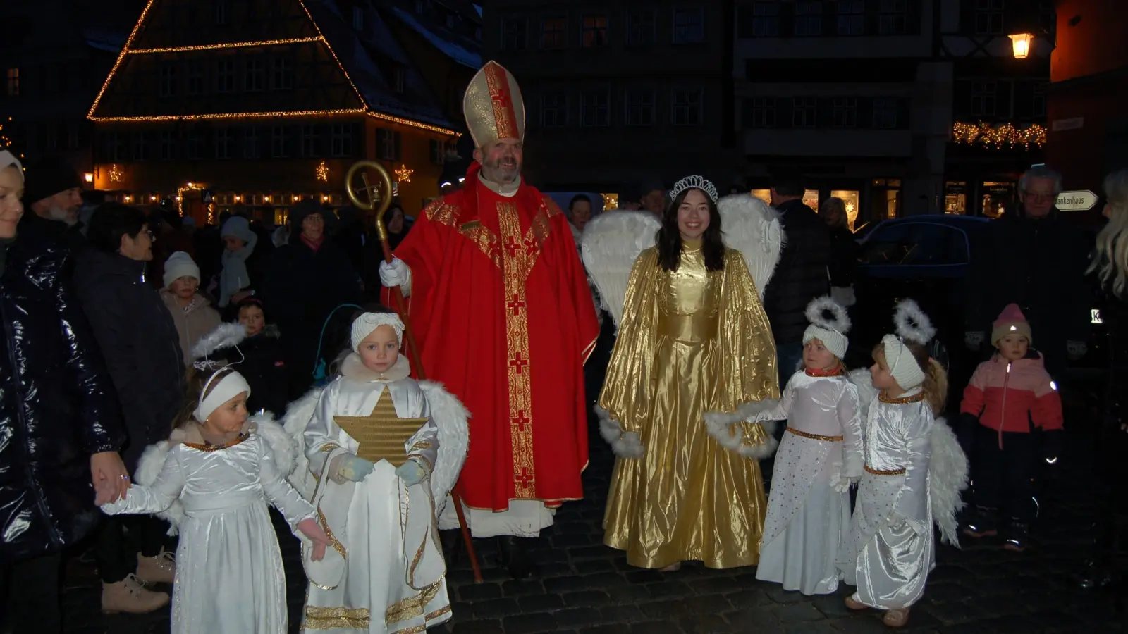 Auch in Dinkelsbühl wurde der Markt eröffnet: Das Christkind, Bischof Nikolaus und die Engelschar stimmten auf die Adventszeit ein. (Foto: Markus Weinzierl)