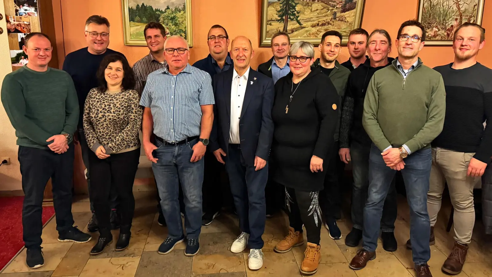 Die Freie Wählergemeinschaft Schillingsfürst setzt auf den Amtsinhaber als Bürgermeisterkandidat. Das Foto zeigt Michael Trzybinski (Siebter von links) mit den Bewerberinnen und Bewerbern um Sitze im Stadtrat. (Foto: Jochen Rößler)