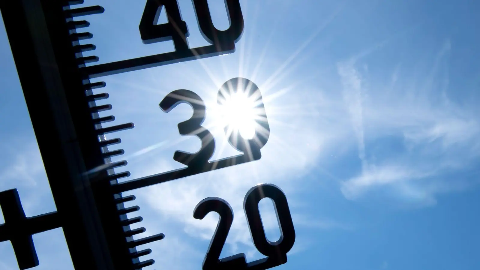 Sonniges und heißes Wetter prägt den Wochenstart in Bayern. (Symbolbild) (Foto: Sven Hoppe/dpa)