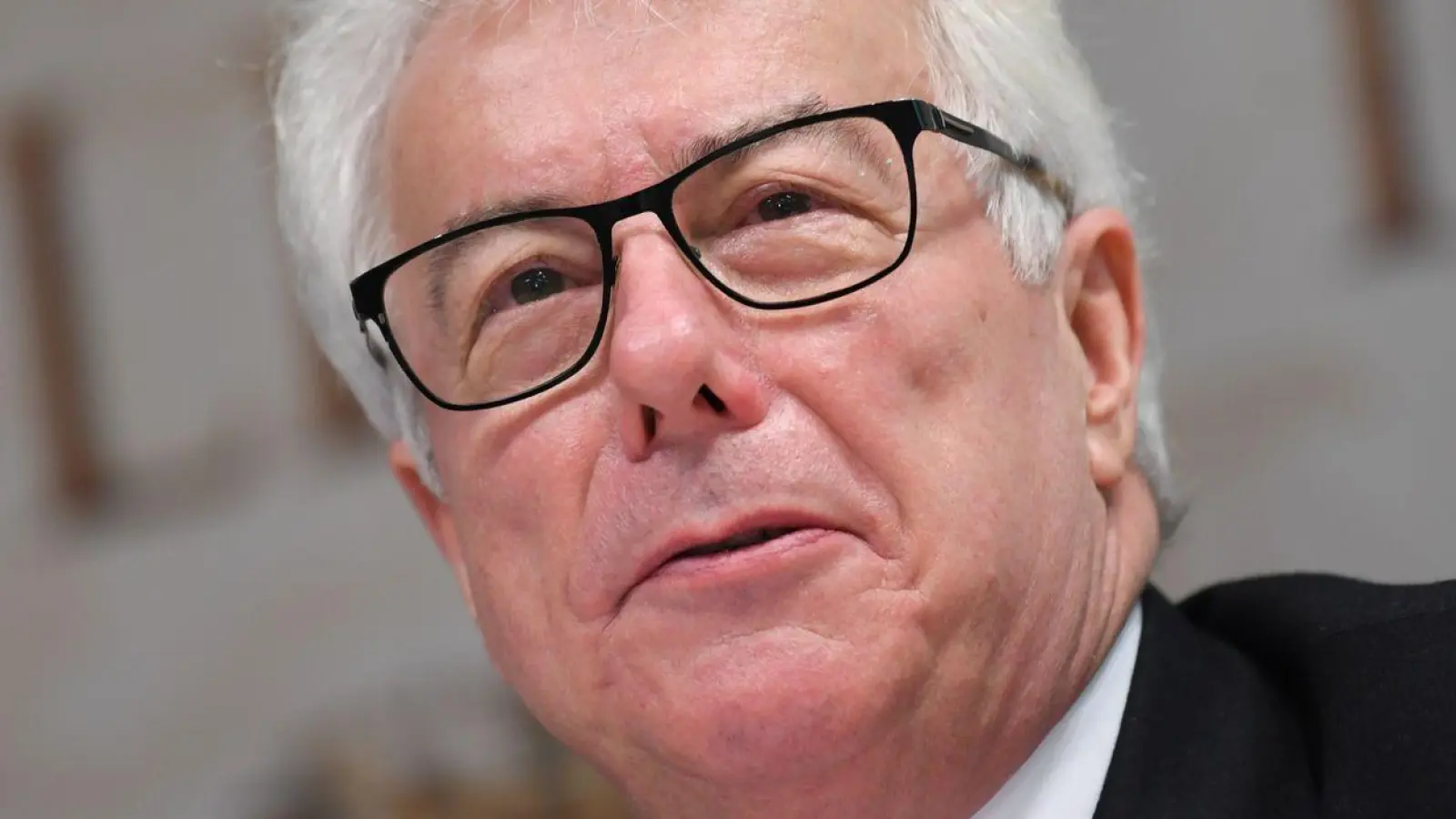 Ken Folletts neuer Roman spielt in der Jungsteinzeit - inklusive einer weiblichen Priesterkaste. (Archivbild) (Foto: Arne Dedert/dpa)