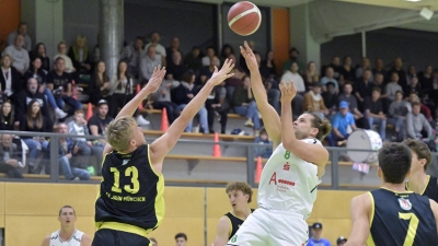 Der Ansbacher Kapitän Christian Imberi kam gegen München auf sieben Punkte, hier wirft er den Ball über Luis Sinzinger hinweg Richtung Korb. (Foto: Martin Rügner)