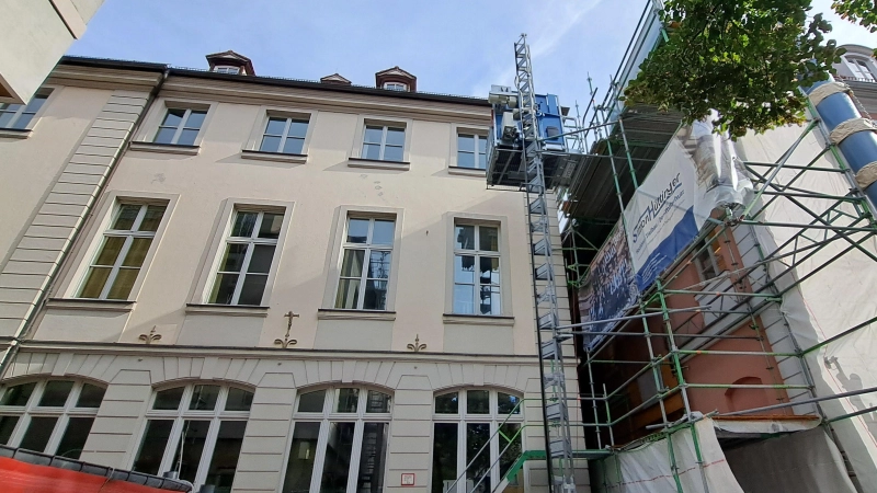 Aufgrund von Schäden muss das Dach der Fach- und Berufsoberschule Ansbach erneuert werden. Die Gesamtmaßnahme wird sich bis ins nächste Jahr ziehen. (Foto: Florian Schwab)
