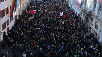 Dicht gedrängt standen die Menschen im vergangenen Jahr auf dem Martin-Luther-Platz, um ein Zeichen gegen Rechts zu setzen. (Foto: Zeynel Dönmez)