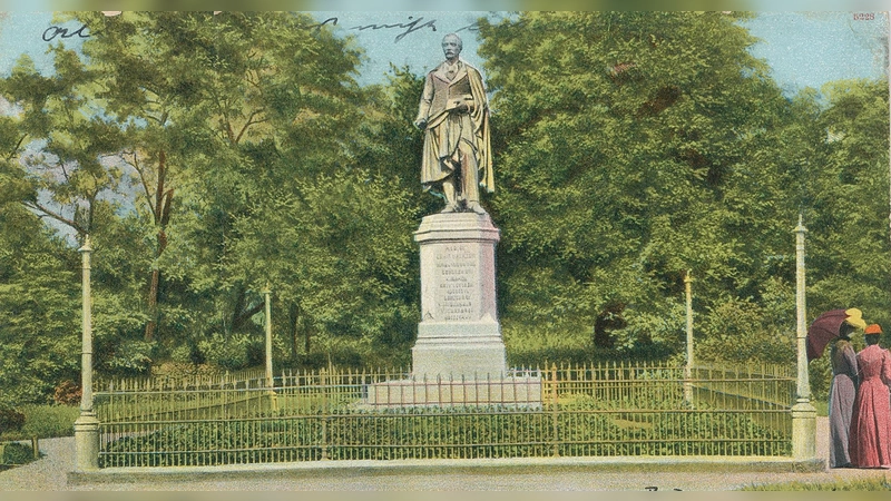 Diese historische Postkarte zeigt das Platen-Denkmal, das sich vor 100 Jahren in einem umzäunten Gärtchen erhebt. Zum Geburtstag des Dichters wird es abends beleuchtet.  (Repro: FLZ-Technik/Privatarchiv Familie Scheiderer)