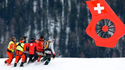 Michelle Gisin wird nach ihrem Sturz in St. Moritz zum Rettungshubschrauber gebracht. (Foto: Jean-Christophe Bott/KEYSTONE/dpa)