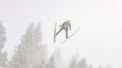 Johannes Rydzek und seine Kollegen sprangen bei starkem Schneefall. (Foto: Matthias Schrader/AP/dpa)