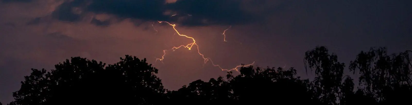Blitze entladen sich während eines Gewitters. (Foto: Fabian Sommer/dpa/Symbolbild)