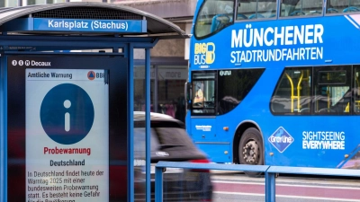 Anzeigetafeln sind Teil des sogenannten Warnmittel-Mix, der sicherstellen soll, dass möglichst jeder eine Warnung erhält. (Foto: Leonie Asendorpf/dpa)