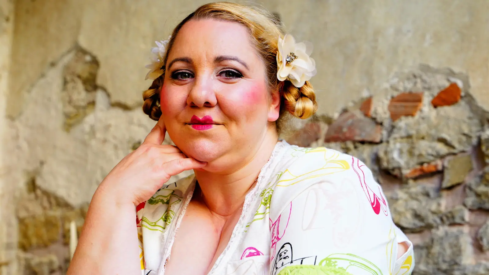 Rosa Kussmund und Blumen im Haar: Mackie Heilmann ist bereit für den Auftritt als Sophie. (Foto: Simone Hedler)