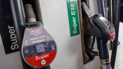 Am Samstag kostete ein Liter Super E10 laut ADAC im Tagesschnitt 1,671 Euro, Diesel 1,551 Euro. Das waren jeweils 1,3 Cent mehr als am Freitag. (Archivbild) (Foto: Peter Kneffel/dpa)
